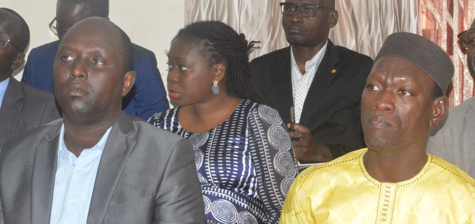 Les auditeurs suivent la présentation