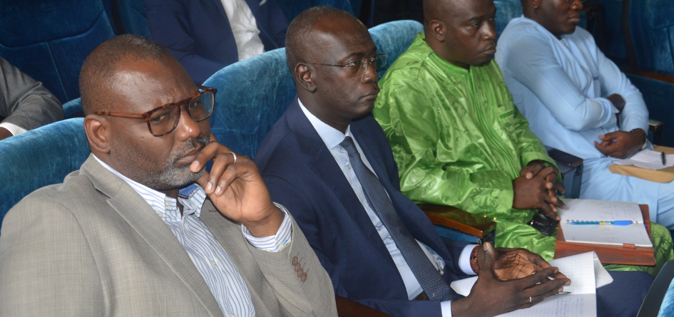 Les auditeurs suivent la présentation dans l’Amphithéâtre