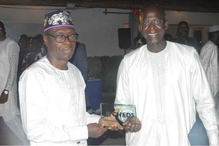 Echange de cadeau avec le représentant CEMGA du Bénin
